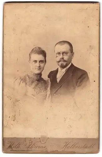 Fotografie Wilh. Thieme, Halberstadt, Gutbürgerliches Paar in vertrauter Pose