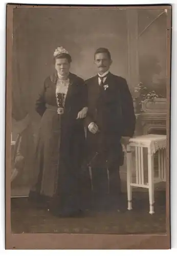Fotografie F. G. Malzahn, Berlin N. O., Neue Königstrasse 1, Gutbürgerliches Paar in eleganter Kleidung