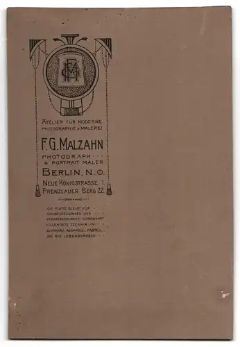 Fotografie F. G. Malzahn, Berlin N. O., Neue Königstrasse 1, Gutbürgerliches Paar in eleganter Kleidung