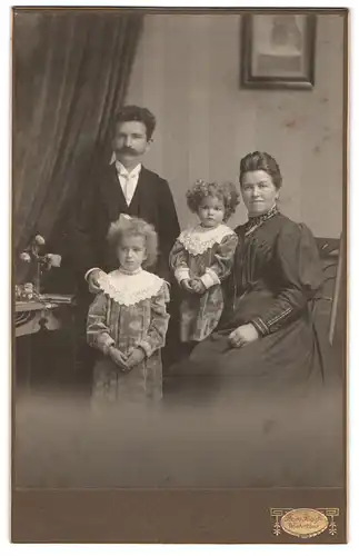 Fotografie Hans Jäggli, Winterthur, 2. Ecke Wart- und Rudolfstrasse, Gutbürgerliche Familie mit 2 Mädchen