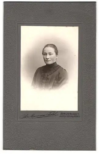 Fotografie A. Meier von Tobel, Zürich, Rennweg 4, Junge Dame im schwarzen Kleid