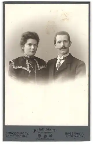 Fotografie Rembrandt, Strassburg i. E., Alt St. Petersplatz 5, Gutbürgerliches Paar in eleganter Kleidung