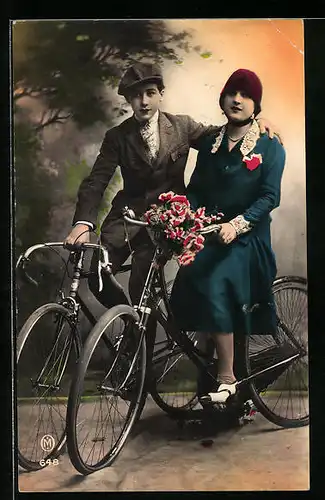 AK Paar zu zweit beim Fahrradfahren