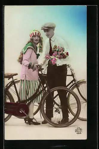 AK Pärchen mit Fahrrädern und Blumen