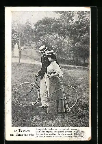 AK La Lecon de Bicyclette, Pärchen mit Fahrrad auf einer Wiese