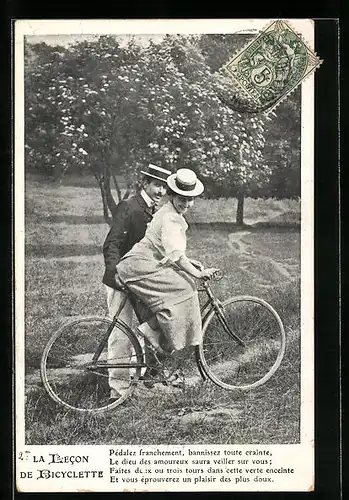AK Le Lecon de Bicyclette, Er hilft Ihr in den Sattel