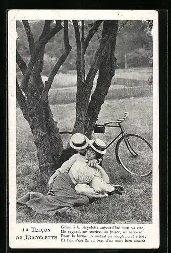 AK La Lecon de Bicyclette, Knutschendes Paar im Park, Fahrrad