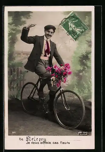 AK Mann mit Blumen auf einem Fahrrad