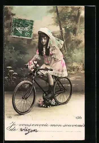 AK Mädchen mit Blumen auf einem Fahrrad