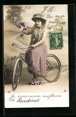 AK Dame im gestreiften Rock auf Fahrrad