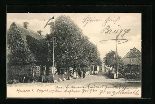 AK Howacht bei Lütjenburg, Leute vor einem Gasthaus mit Reetdach