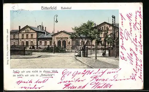 Goldfenster-AK Bitterfeld, Bahnhof mit leuchtenden Fenstern und Vorplatz