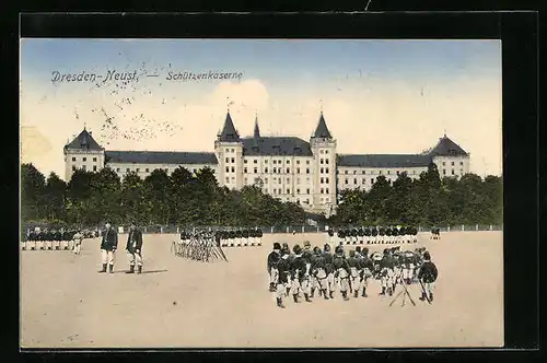 AK Dresden-Neustadt, Schützenkaserne mit Soldaten auf dem Hof