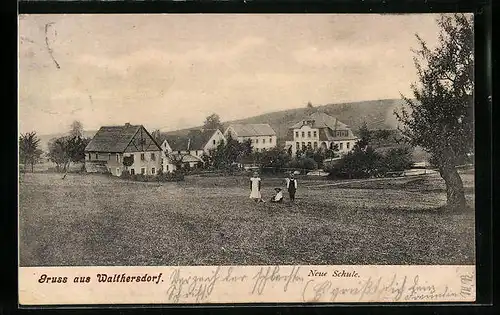 AK Walthersdorf, Neue Schule von einer Wiese aus gesehen