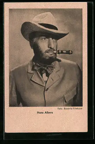 AK Schauspieler Hans Albers mit Zigarre im Mund