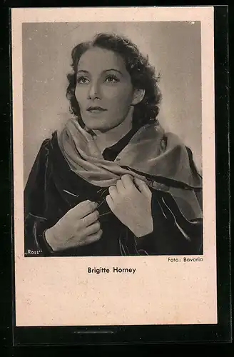AK Schauspielerin Brigitte Horney mit Tuch
