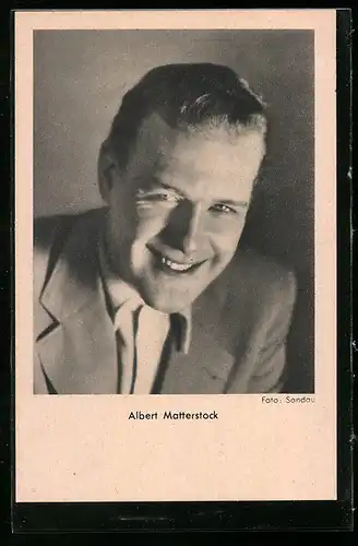 AK Schauspieler Albert Matterstock lächelt im Anzug