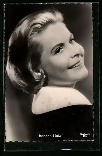 AK Schauspielerin Johanna Matz lächelt fröhlich