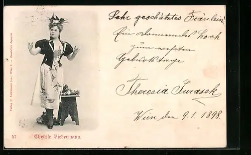 AK Schauspielerin Therese Biedermann in extravagantem Kostüm