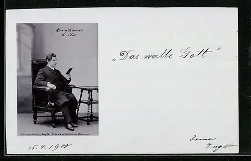 AK Schauspieler Georg Reimers sitzt und liest ein Buch