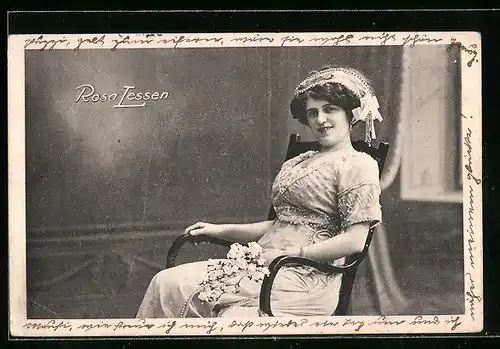 AK Schauspielerin Rosa Lessen sitzt lächelnd auf einem Stuhl