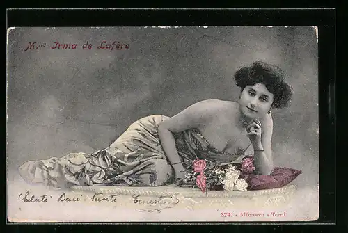 AK Schauspielerin Irma de Lafère liegt mit Blumen auf einem Kissen