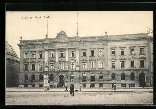 AK Berlin, Dresdner Bank mit Litfasssäule, Bebelplatz