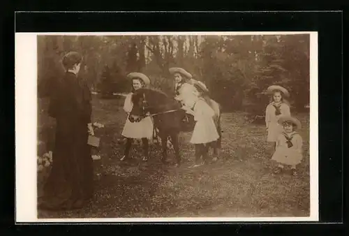 Foto-AK Töchter des Zaren von Russland mit Pony in einem Garten