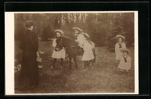 Foto-AK Töchter des Zaren von Russland in Strohhüten und Faltenröcken in einem Garten
