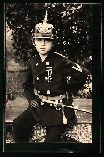 Foto-AK Kleiner Junge in Uniform mit Pickelhaube, Kinder Kriegspropaganda