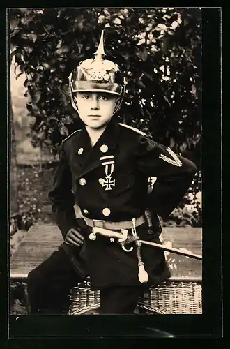 Foto-AK Kleiner Junge in Uniform mit Pickelhaube, Kinder Kriegspropaganda