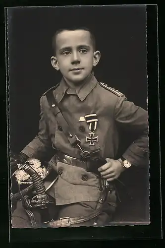Foto-AK Kleiner Junge in Uniform mit Eisernem Kreuz, Kinder Kriegspropaganda