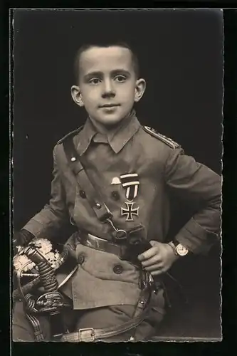 Foto-AK Kleiner Junge als Soldat in Uniform, Kinder Kriegspropaganda