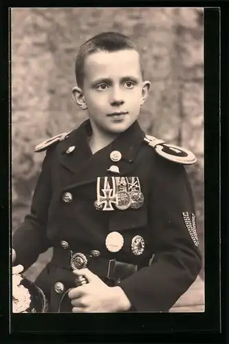 Foto-AK Junge als Soldat in Uniform, Kinder Kriegspropaganda