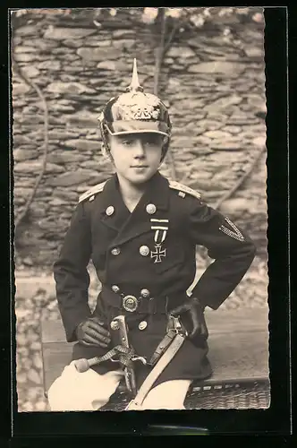Foto-AK Kinder Kriegspropaganda, Junge in Uniform mit Pickelhaube