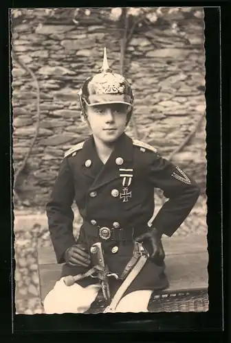 Foto-AK Kinder Kriegspropaganda, Junge in Uniform mit Pickelhaube