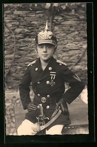 Foto-AK Knabe in Uniform mit Pickelhaube