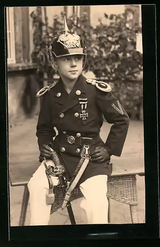 Foto-AK Knabe in Uniform mit Pickelhaube und Degen