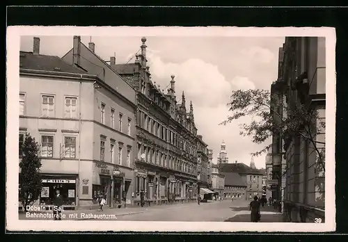 AK Döbeln i. Sa., Bahnhofstrasse mit Rathausturm