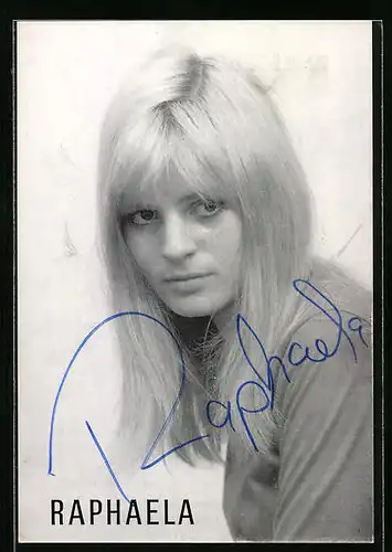 AK Musikerin Raphaela mit ernstem Blick, Autograph