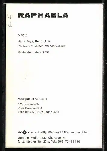 AK Musikerin Raphaela mit ernstem Blick, Autograph