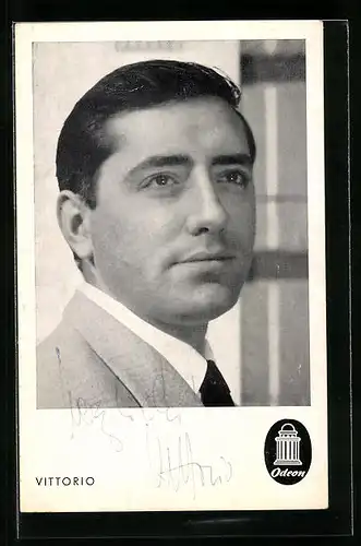 AK Musiker Vittorio im Anzug, Autograph