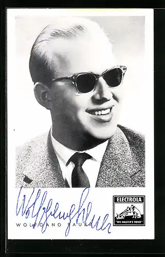 AK Musiker Wolfgang Sauer im Anzug mit dunkler Brille zur Seite lächelnd, Autograph