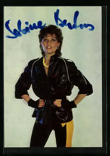 AK Musikerin Sabine Bruhns im Bühnenoutfit, Autograph