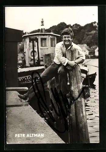 AK Musiker Peter Altmann sitzt auf einem Pfahl, Autograph