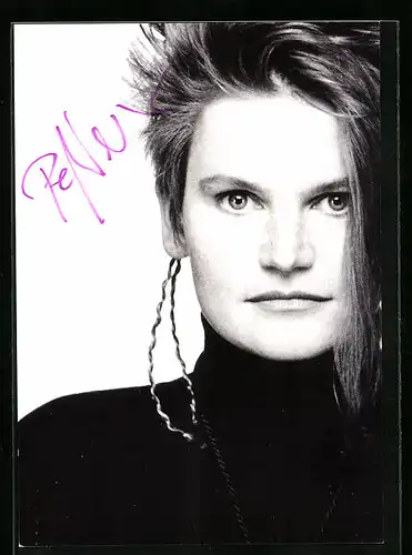 AK Musikerin Pe Werner im Rollkragenpullover, Autograph