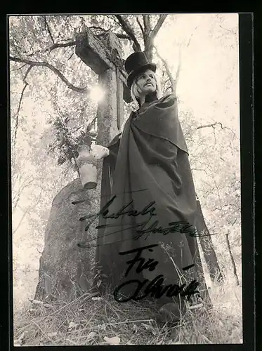 AK Musiker Frank Zander vor einem Grabmal, Autograph