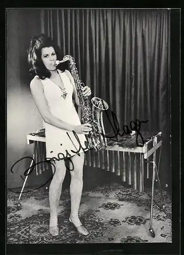 AK Musikerin Brigitte Hagen mit Saxophon, Autograph