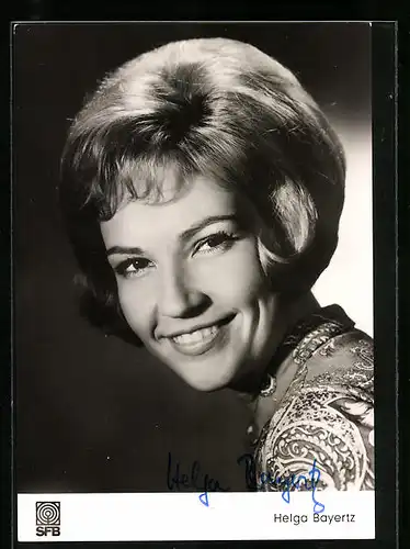 AK Musikerin Helga Bayertz blickt lächelnd in die Kamera, Autograph