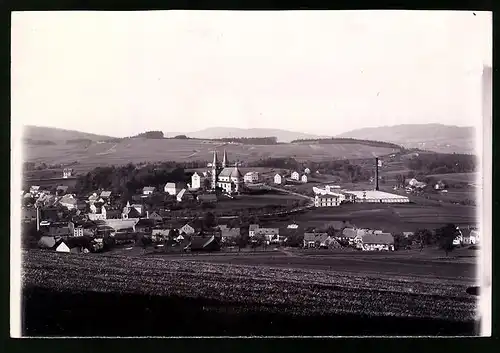 Fotografie Brück & Sohn Meissen, Ansicht Schirgiswalde-Kirschau, Blick auf die Stadt mit der Fabrik und Kirche